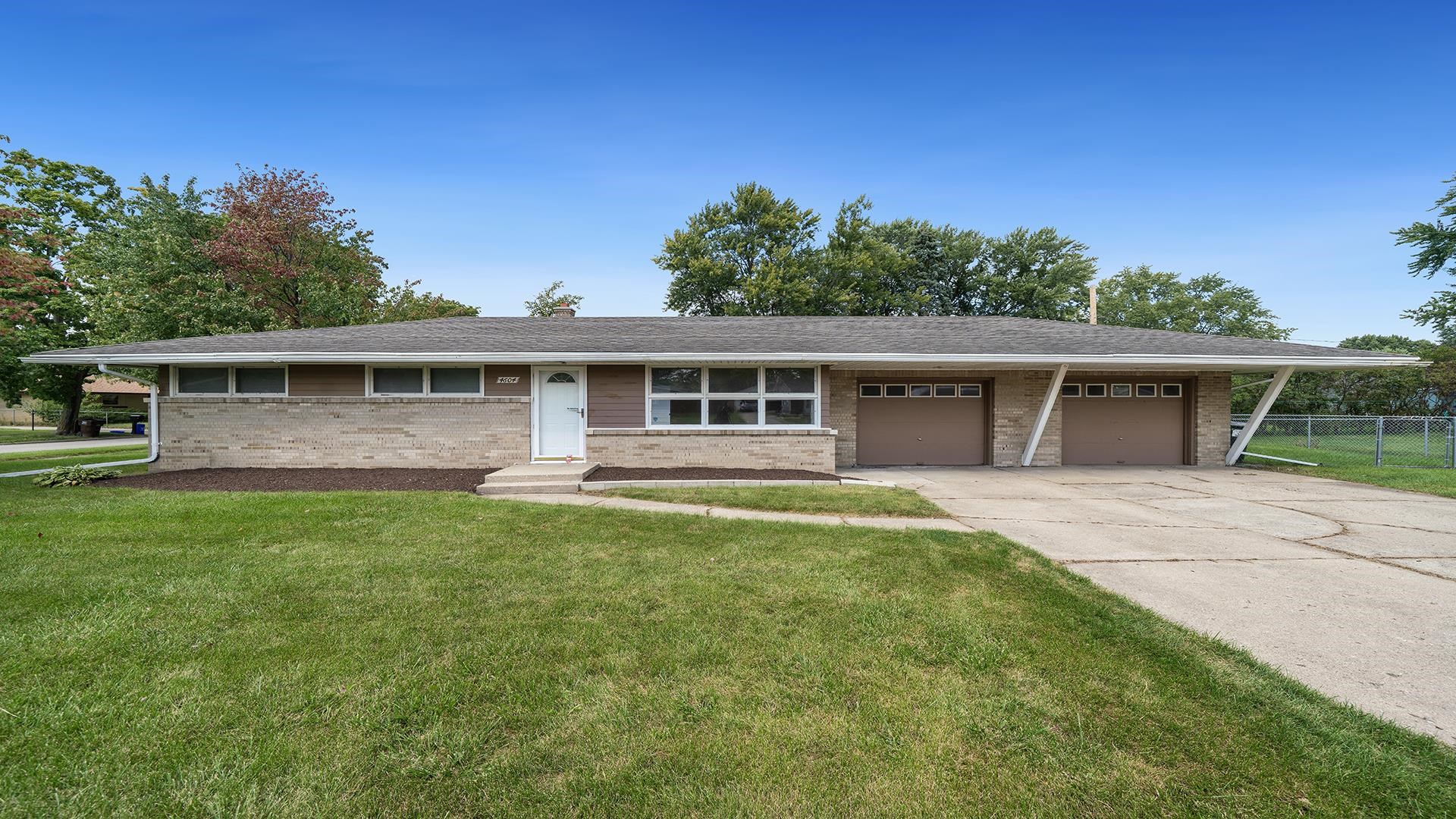 4604 Mohawk Road Rockford, IL 61107 - Photo 1 of 30 front view of a house with a yard