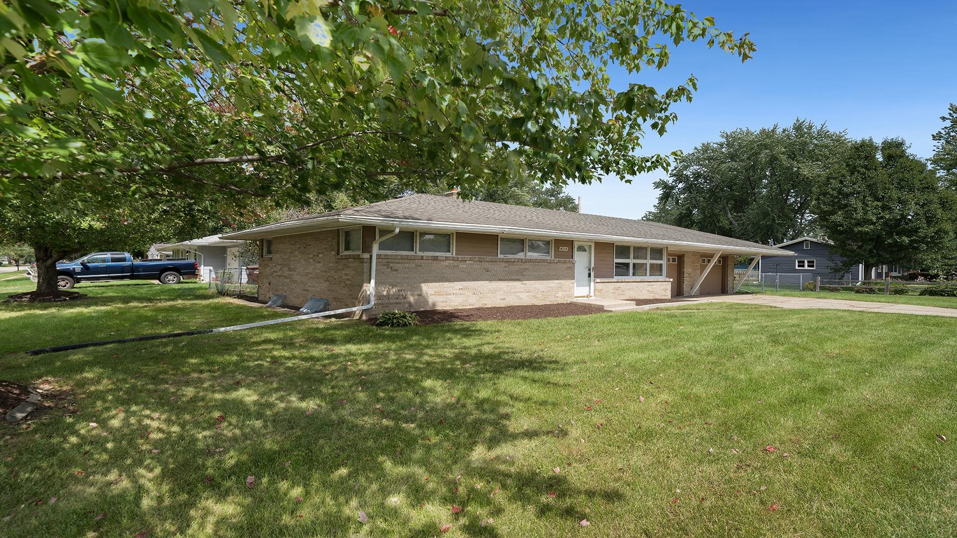 4604 Mohawk Road Rockford, IL 61107 - Photo 2 of 30 a front view of house with yard and green space