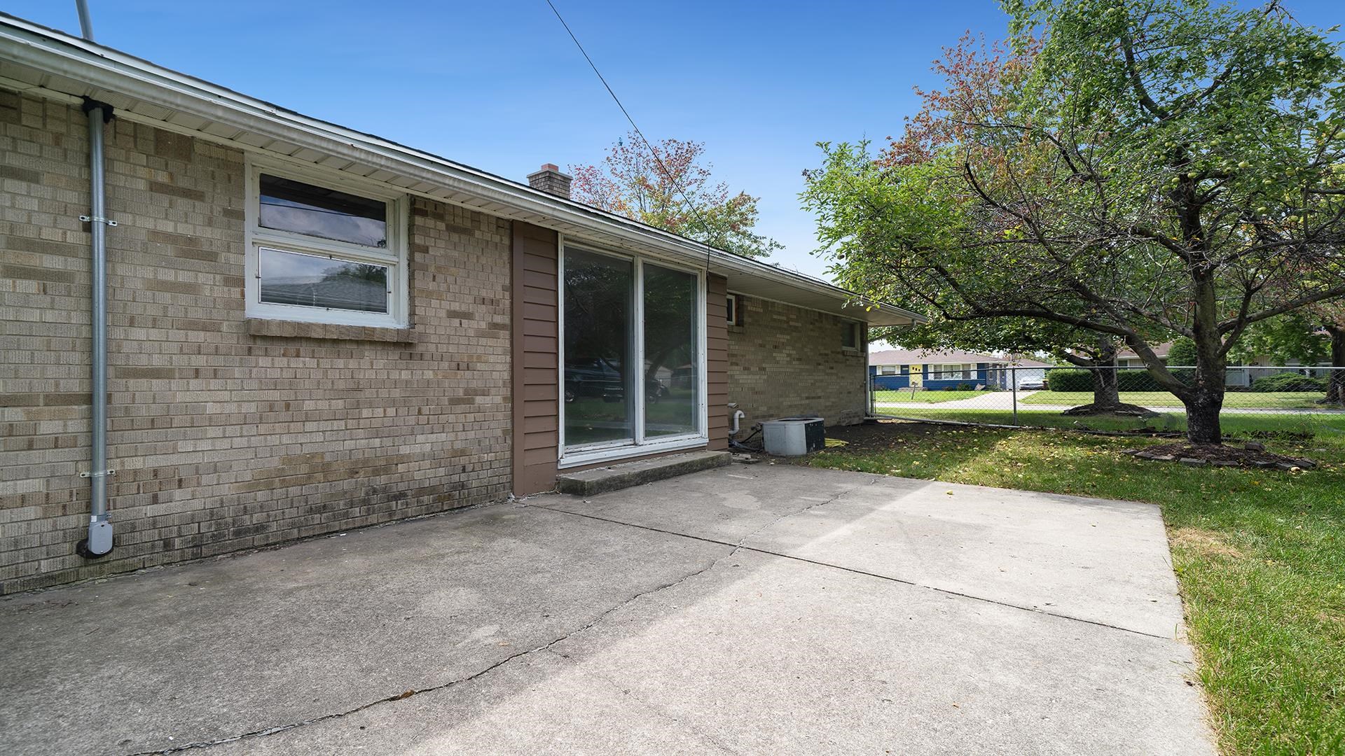 4604 Mohawk Road Rockford, IL 61107 - Photo 27 of 30 a front view of a house with a yard and garage
