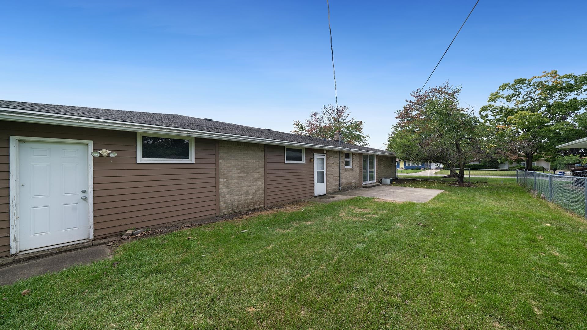 4604 Mohawk Road Rockford, IL 61107 - Photo 29 of 30 a front view of a house with garden
