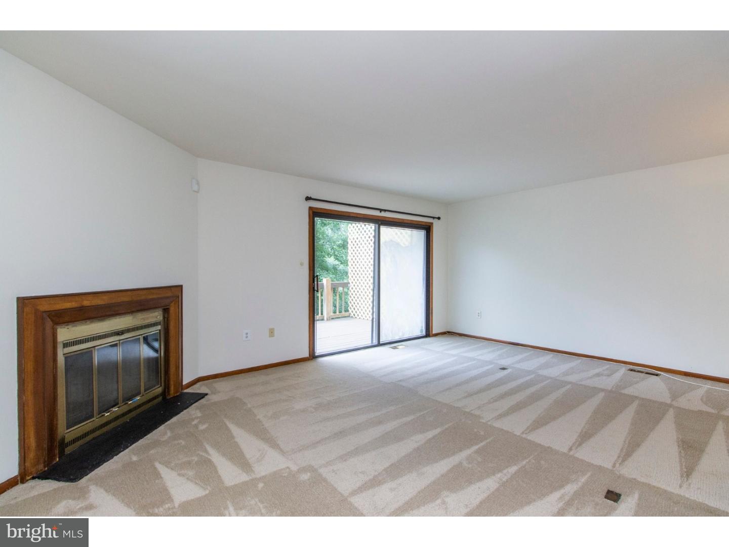 8816 Ridge Avenue, Unit 15 Philadelphia, PA 19128 - Photo 5 of 25 Living Room