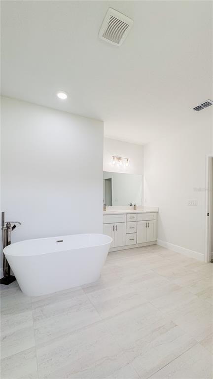 15625 Southwest 37th Circle Ocala, FL 34473 - Photo 27 of 27 a spacious bathroom with a bathtub and a window
