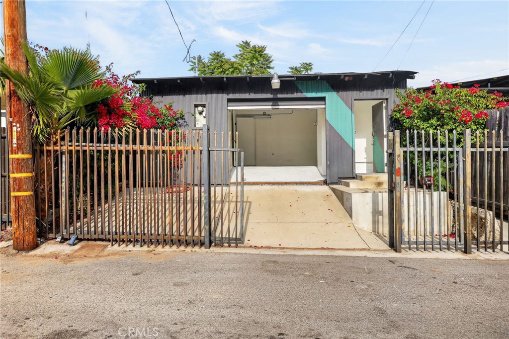 9939 Commerce Avenue Tujunga, CA 91042 - Photo 5 of 30 a view of outdoor space and yard