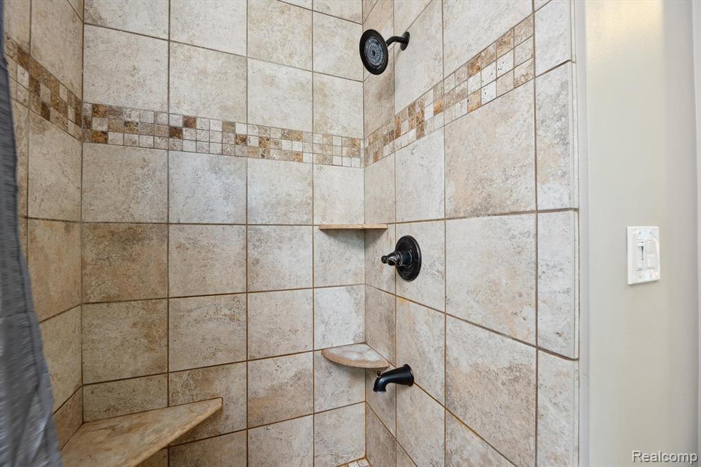 1430 Lee Wood Ridge Road Walled Lake, MI 48390 - Photo 29 of 58 Gallery Image 29