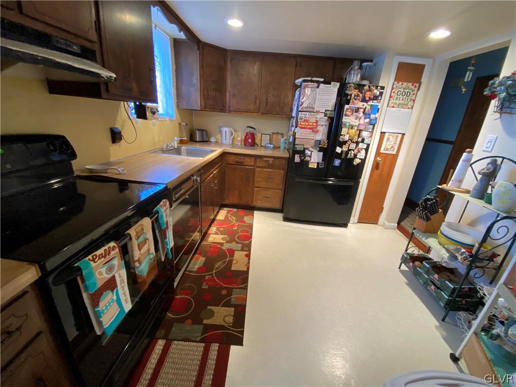 173 Skyview Circle Sciota, PA 18354 - Photo 8 of 25 a kitchen with stainless steel appliances granite countertop a refrigerator and a stove