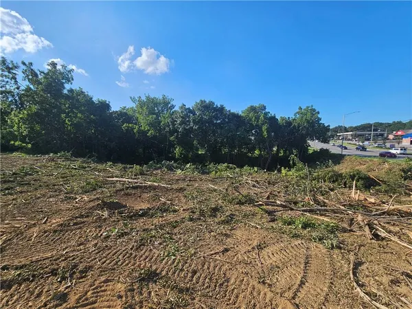 $575,000 | 7800 North Oak Trafficway, Kansas City, MO 64118