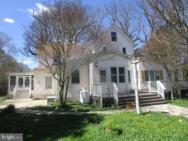 a front view of house with yard