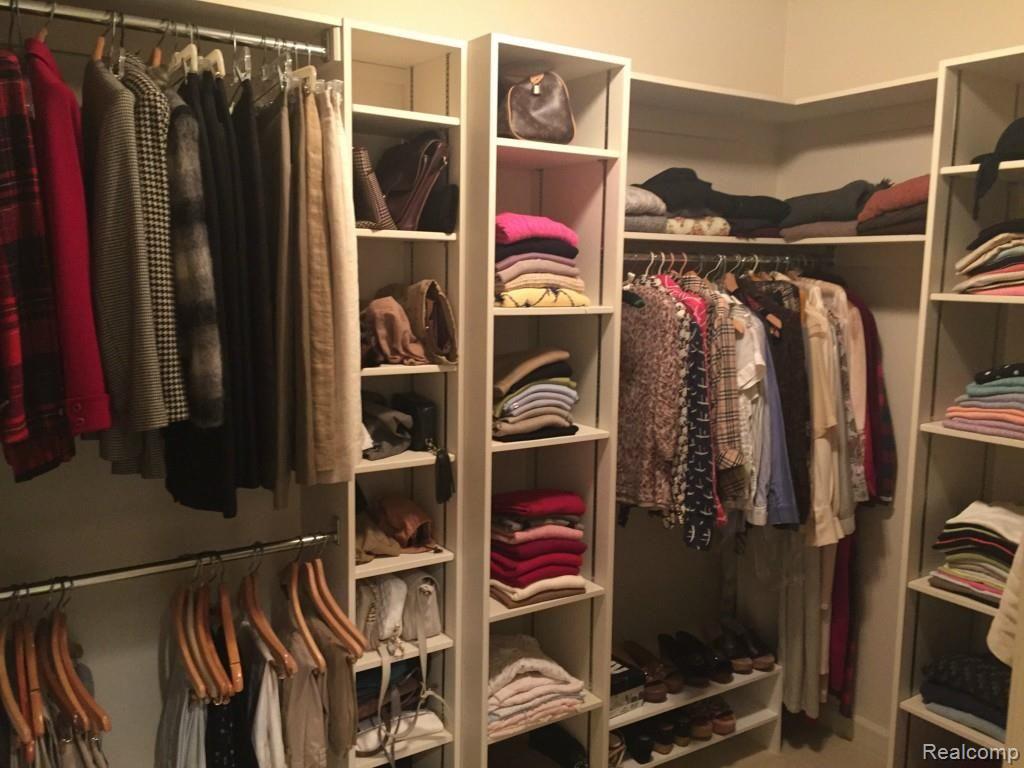 937 Lake Shore Road Grosse Pointe, MI 48236 - Photo 23 of 38 Her walk in closet.jpg