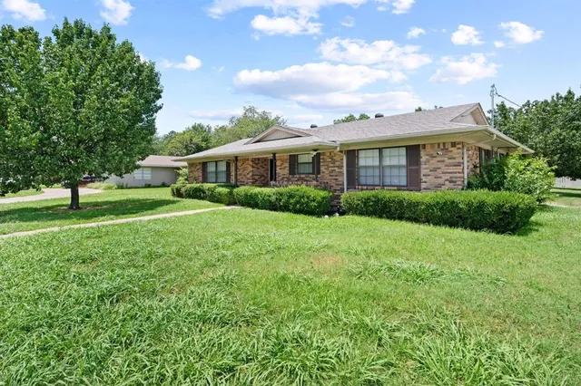 a view of an house with backyard and garden