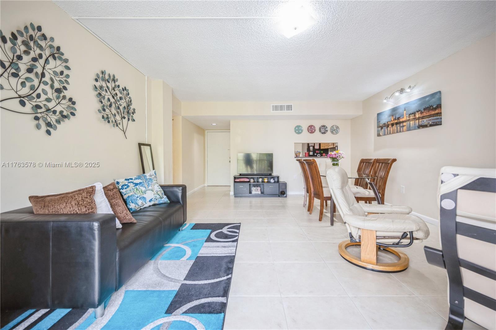 8500 Southwest 133rd Avenue Road, Unit 415 Miami, FL 33183 - Photo 12 of 27 Living Room