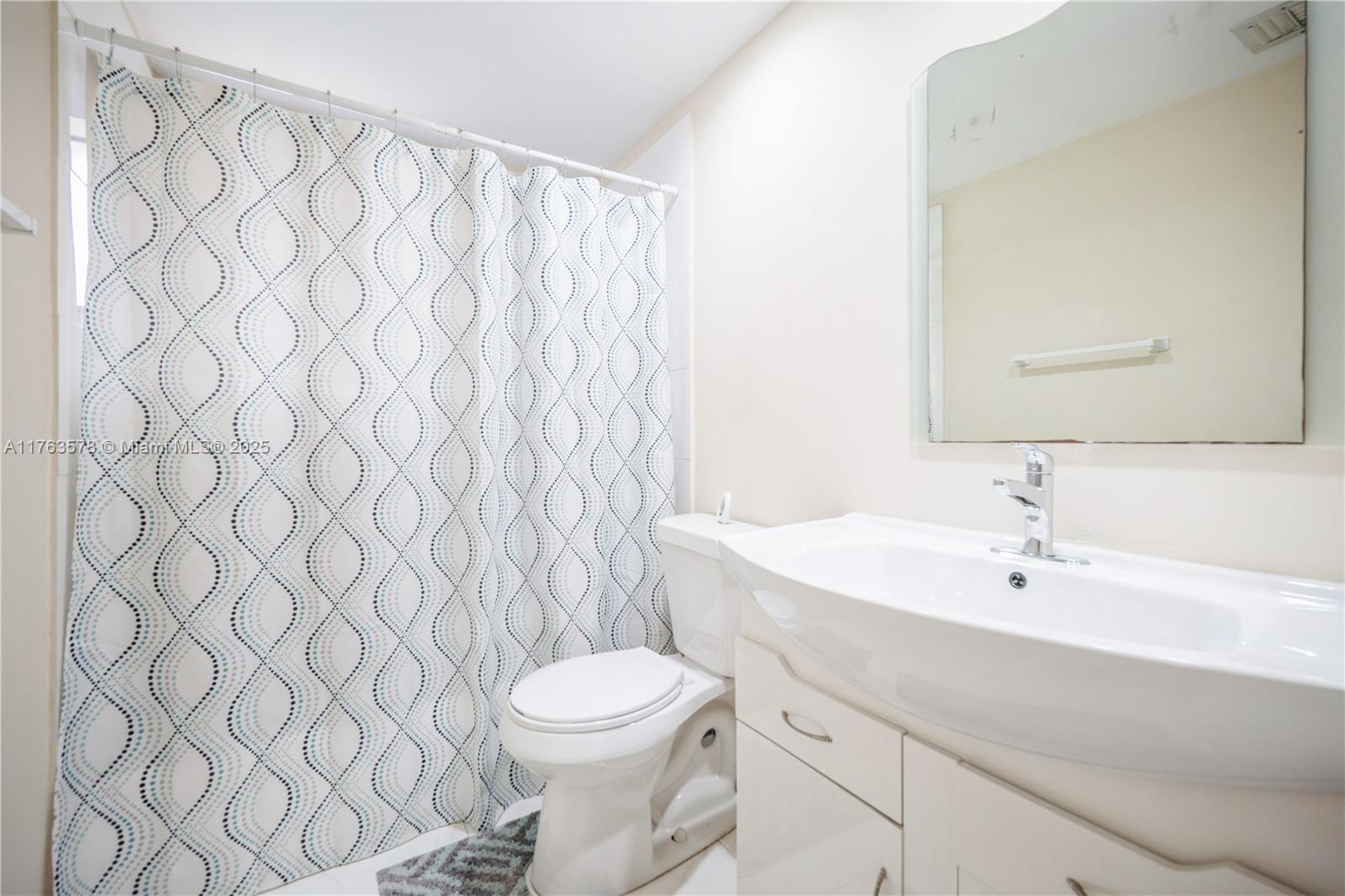 8500 Southwest 133rd Avenue Road, Unit 415 Miami, FL 33183 - Photo 19 of 27 Second bathroom