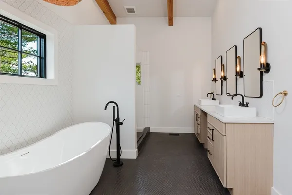 $1,850,000 | 2 Edwards Brg Road, Marion, MA 02738