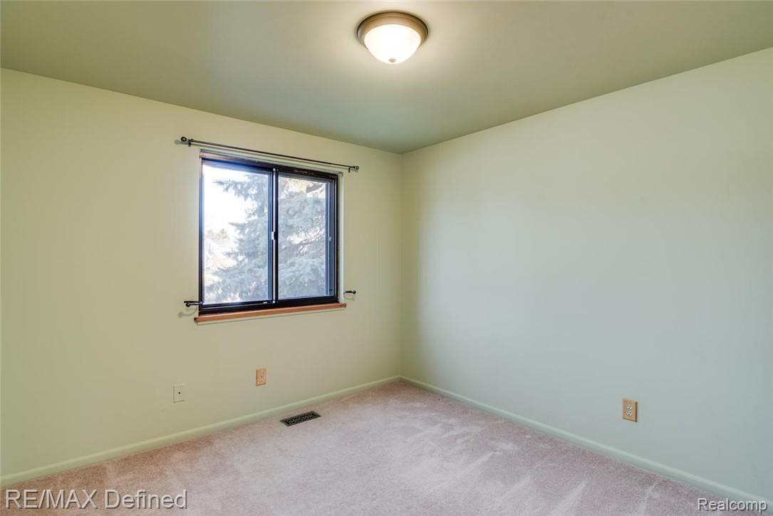 705 Kentucky Drive Rochester, MI 48307 - Photo 21 of 24 2nd Bedroom