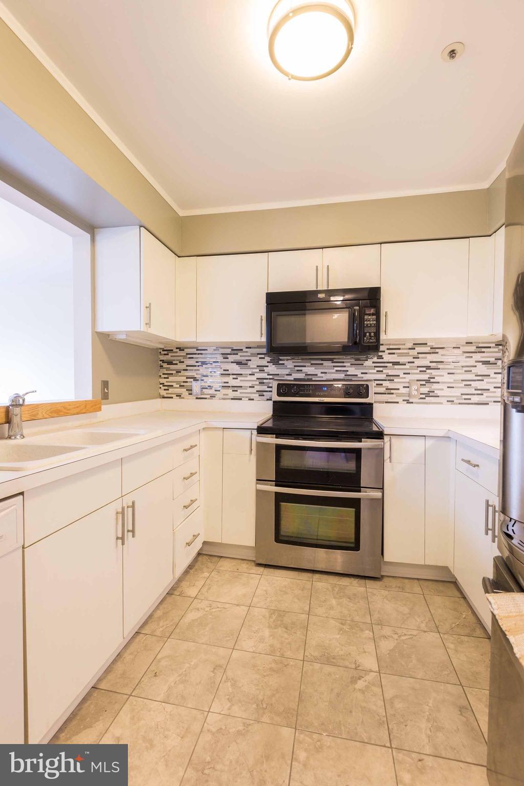 345 Pleasanton Road, Unit A32 Westminster, MD 21157 - Photo 5 of 29 Tiled backsplash, SS Appliances