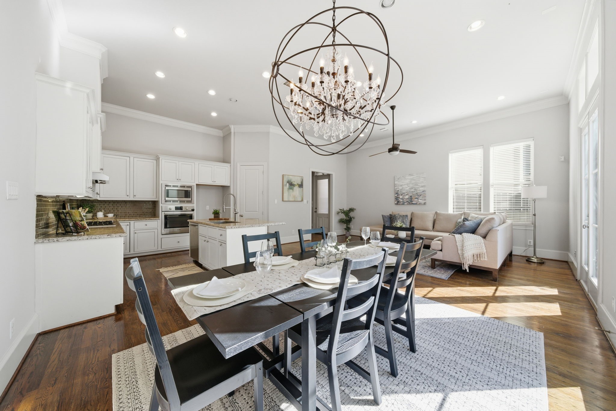 1360 West 25th Street Houston, TX 77008 - Photo 14 of 37 a view of a dining room with furniture
