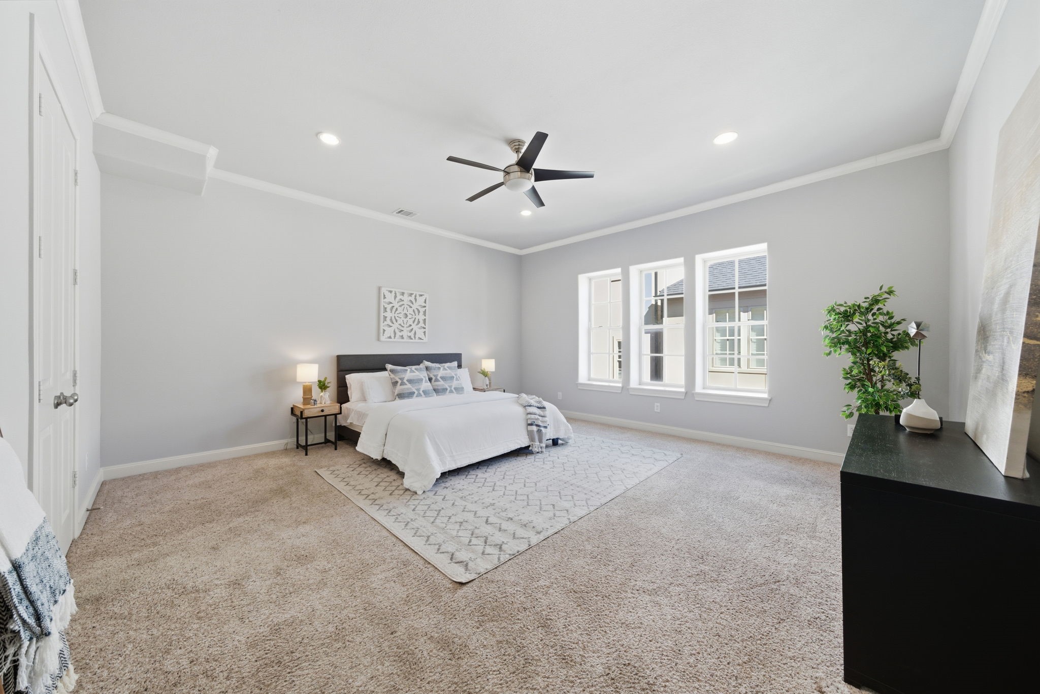 1360 West 25th Street Houston, TX 77008 - Photo 17 of 37 a bedroom with a bed and a potted plant