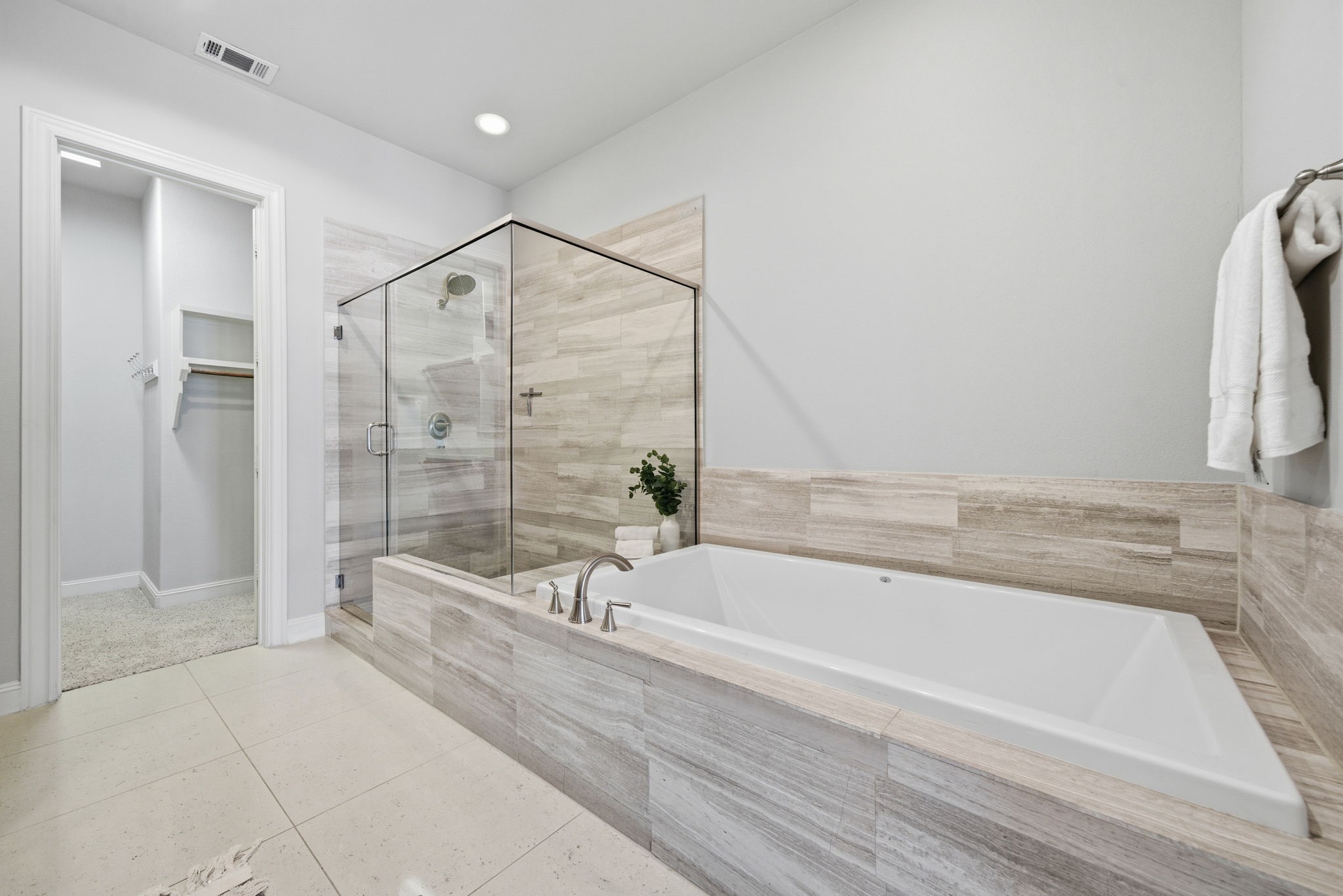 1360 West 25th Street Houston, TX 77008 - Photo 22 of 37 a bathroom with a bathtub and a shower