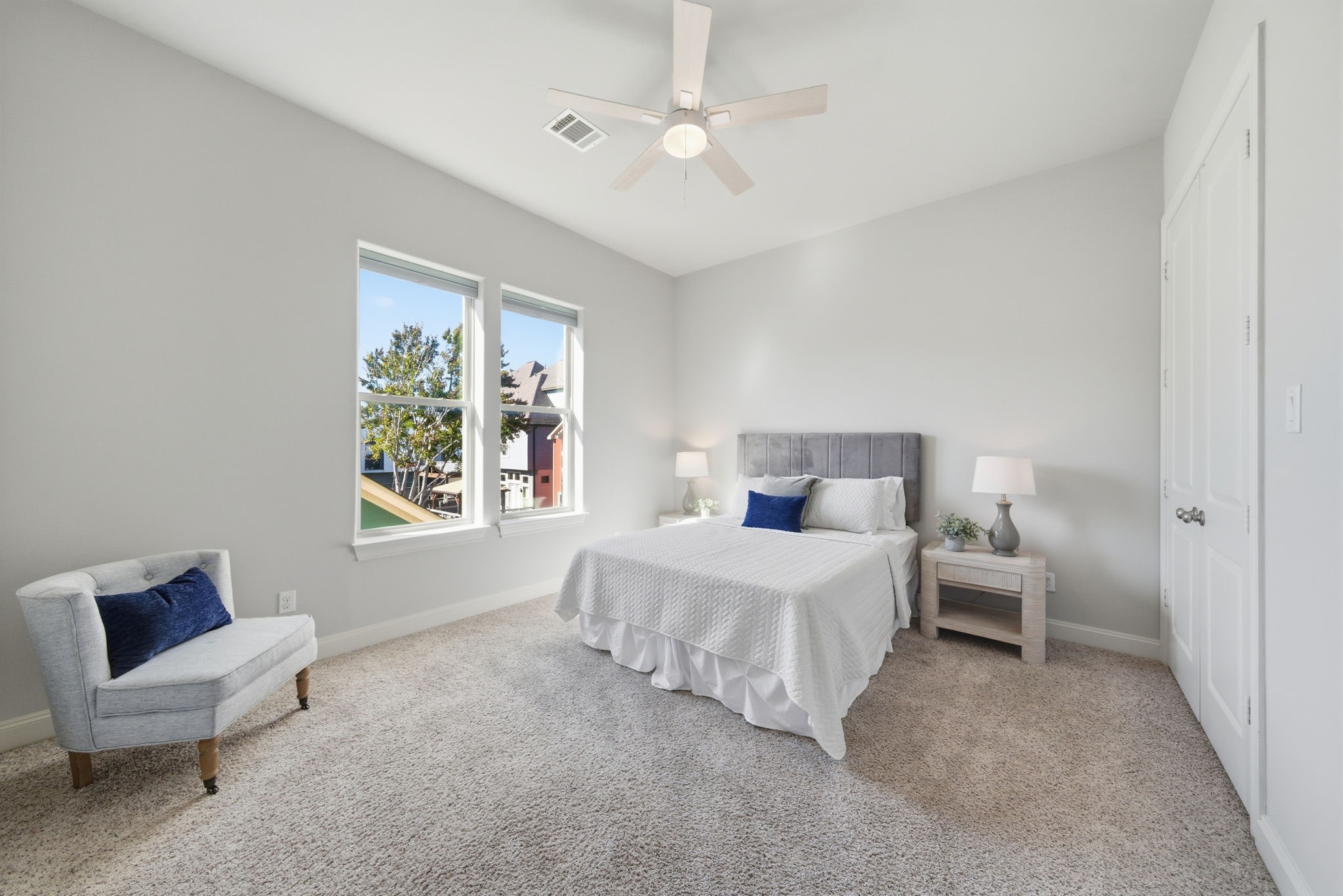 1360 West 25th Street Houston, TX 77008 - Photo 24 of 37 a bed room with a bed and a chair