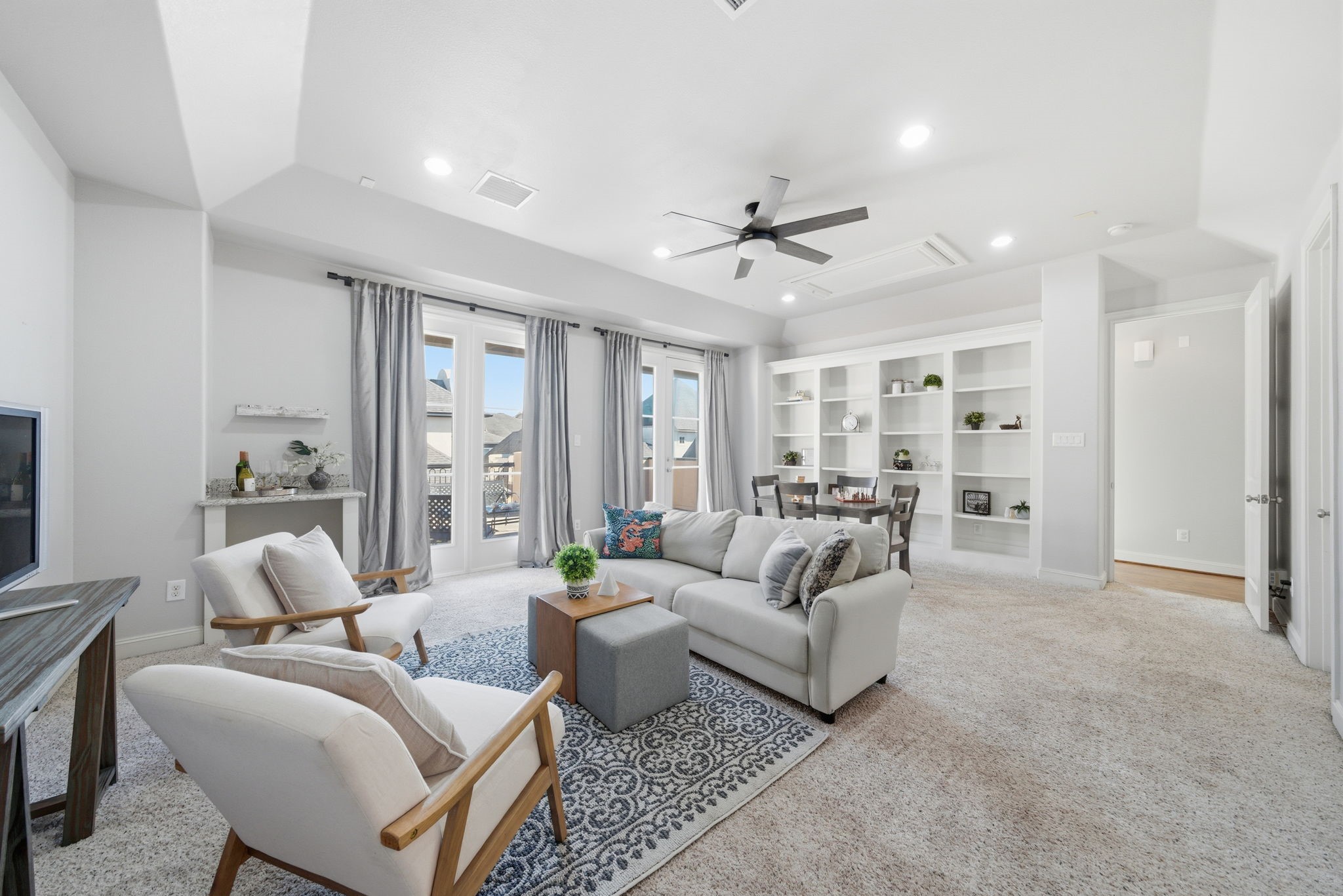1360 West 25th Street Houston, TX 77008 - Photo 28 of 37 a living room with furniture and a large window