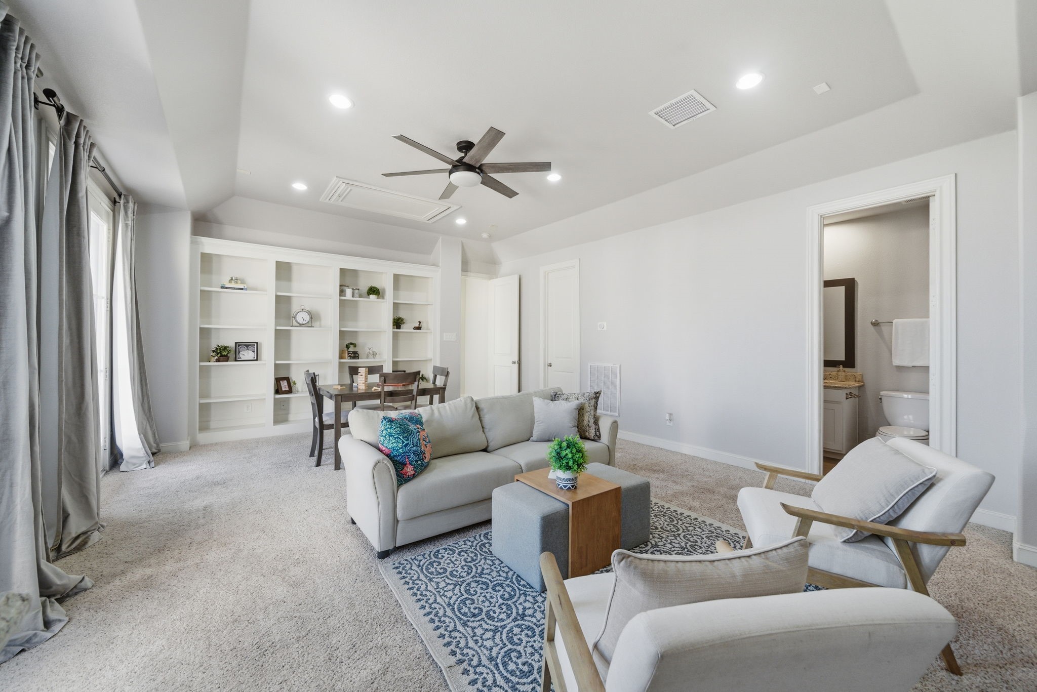 1360 West 25th Street Houston, TX 77008 - Photo 29 of 37 a living room with furniture and white walls