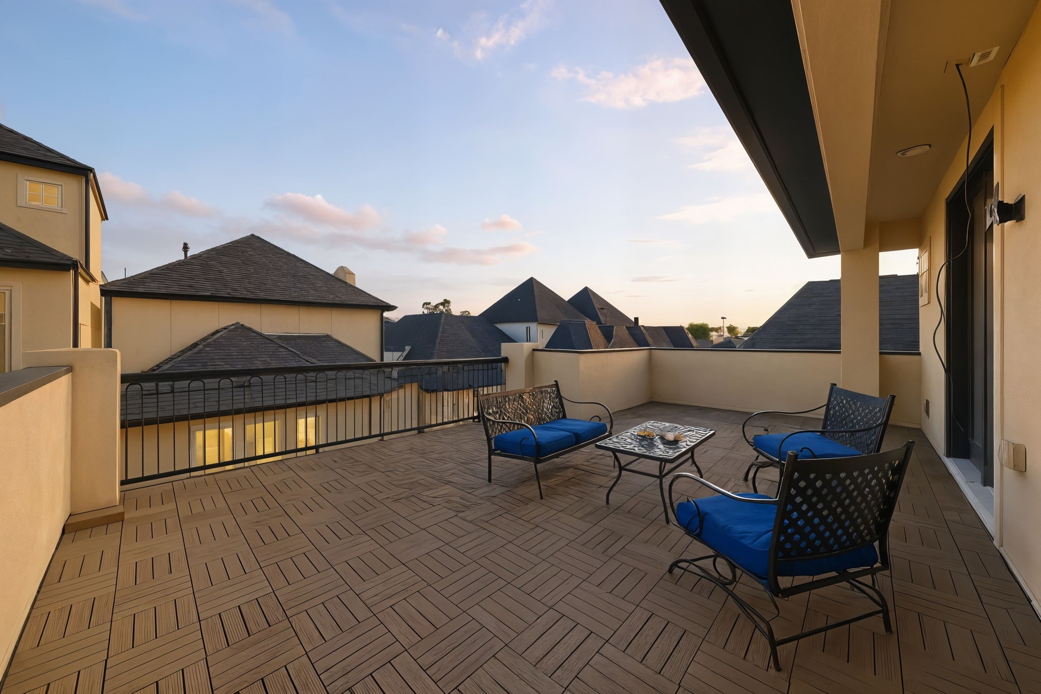 1360 West 25th Street Houston, TX 77008 - Photo 32 of 37 a balcony with furniture and rug