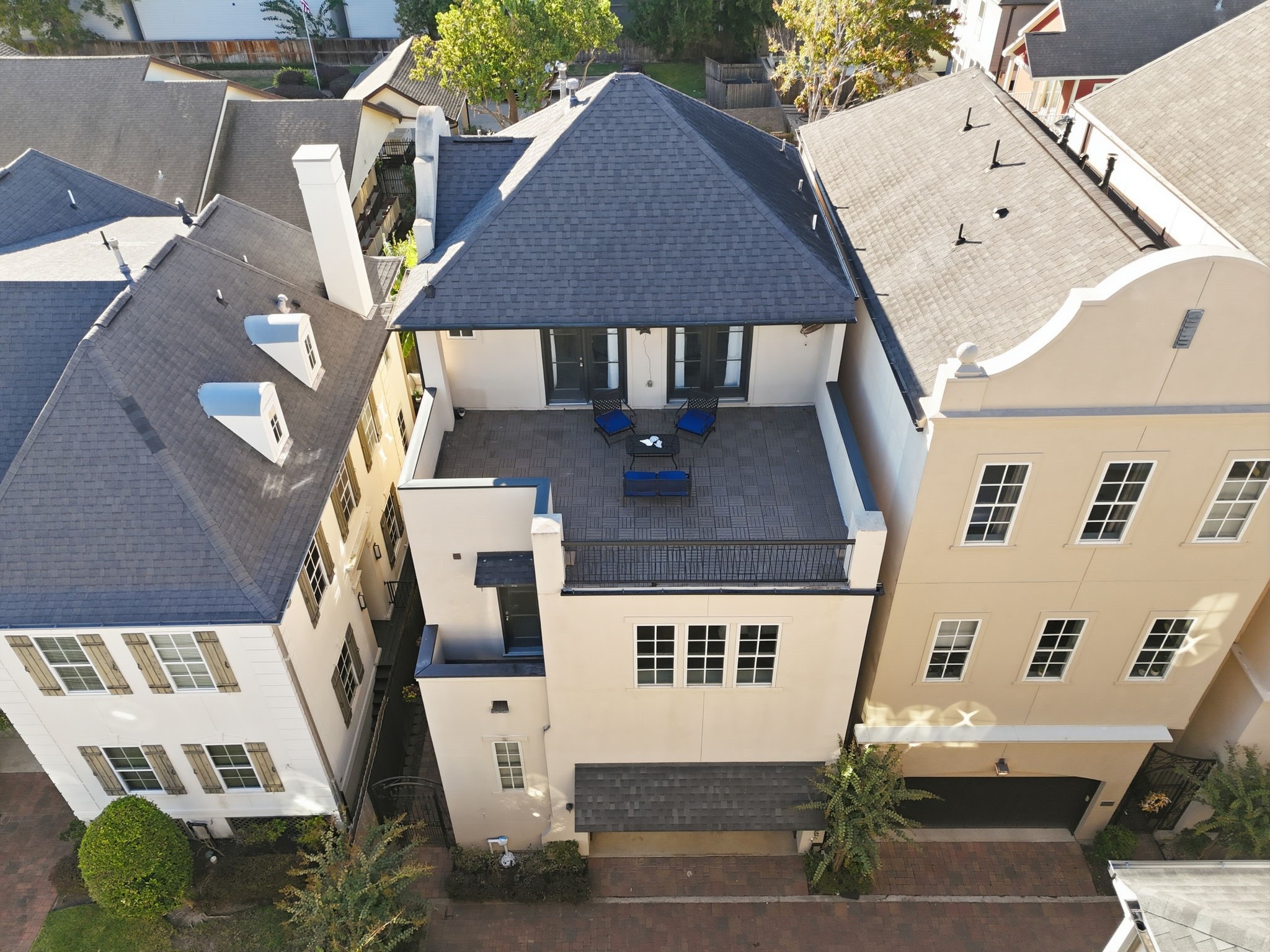 1360 West 25th Street Houston, TX 77008 - Photo 33 of 37 a aerial view of a house with a yard