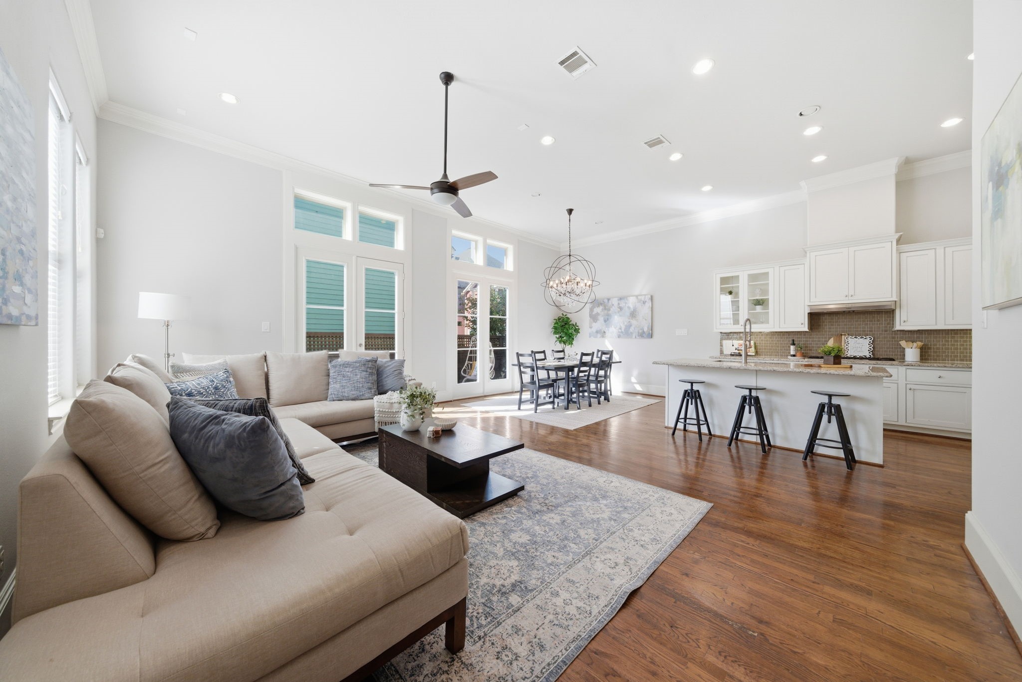 1360 West 25th Street Houston, TX 77008 - Photo 4 of 37 a living room with furniture and kitchen view