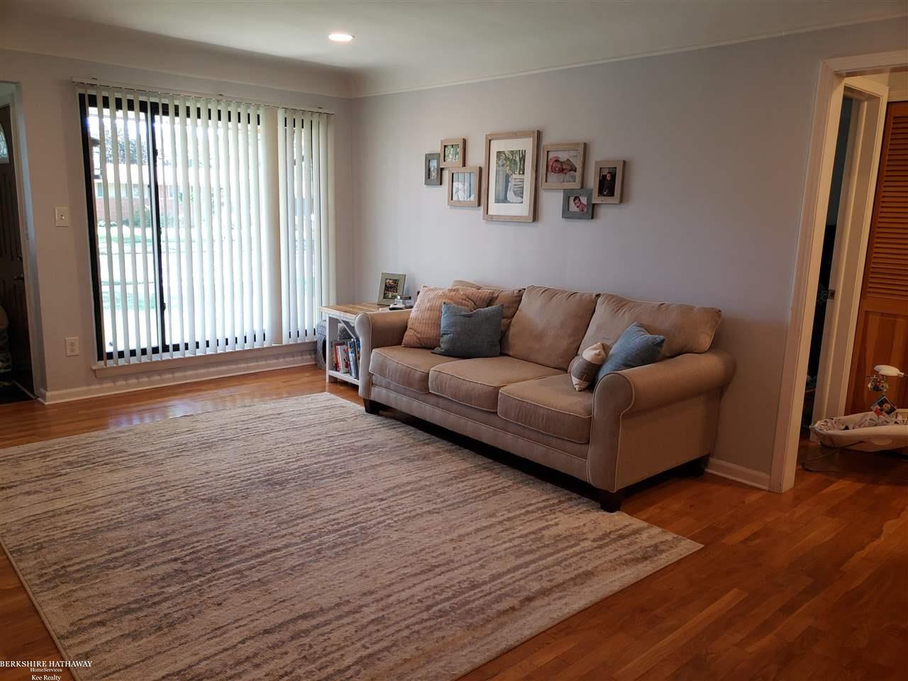 11372 Erdmann Road Sterling Heights, MI 48314 - Photo 13 of 35 Hardwood flooring and recessed lights!