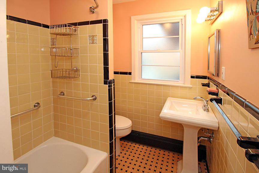14 Midhurst Road Silver Spring, MD 20910 - Photo 20 of 30 Bath
