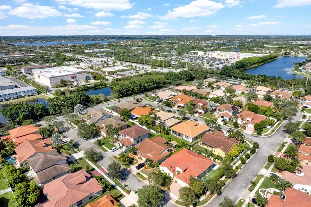 $860,000 | 322 Southwest 184th Way, Pembroke Pines, FL 33029