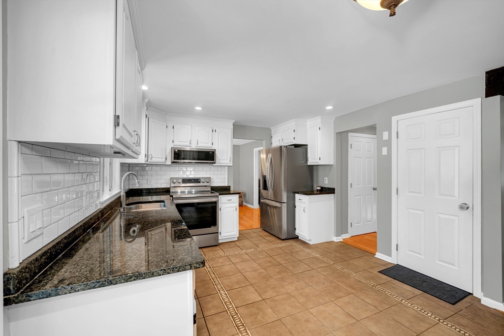 37 Sullivan Street North Andover, MA 01845 - Photo 16 of 42