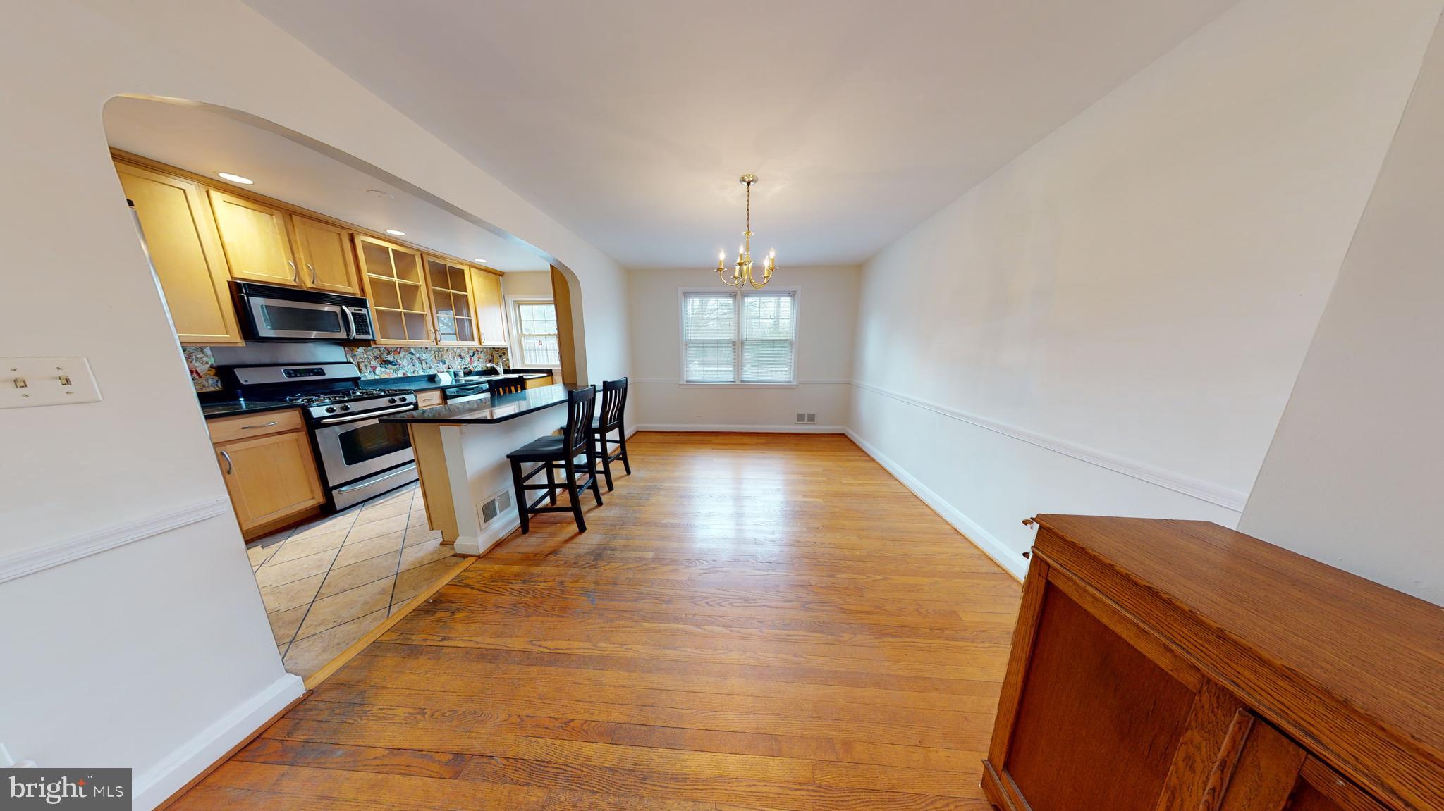 Open kitchen to dining room
