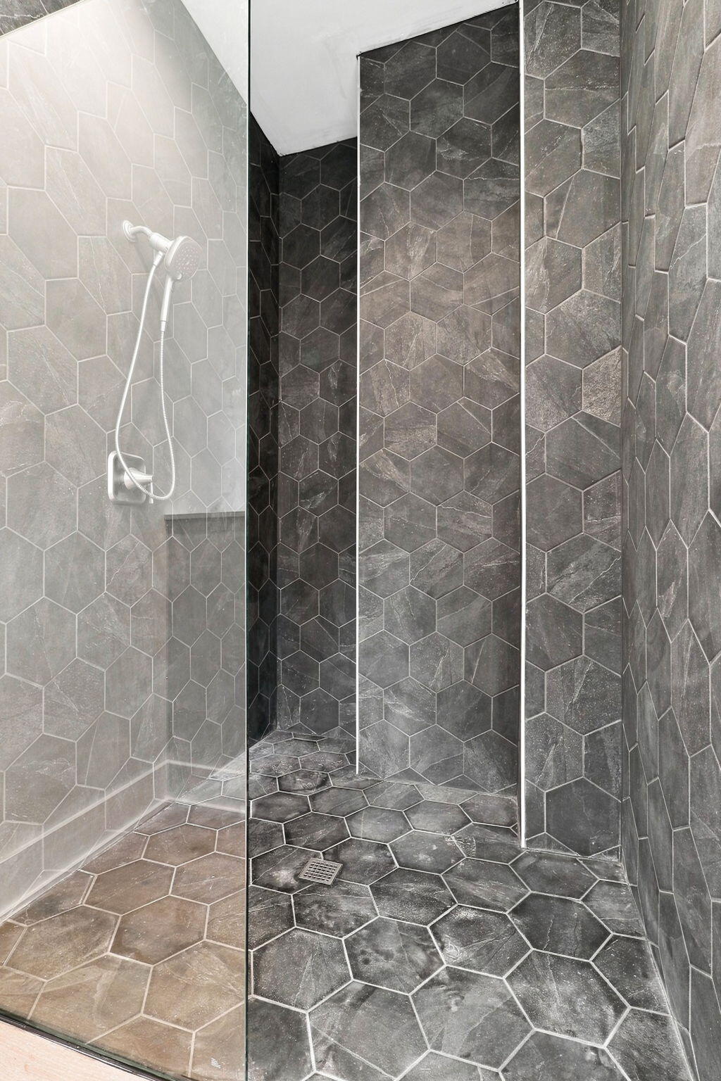 5527 Elliott Estates Road Hollywood, SC 29449 - Photo 11 of 20 Primary large shower