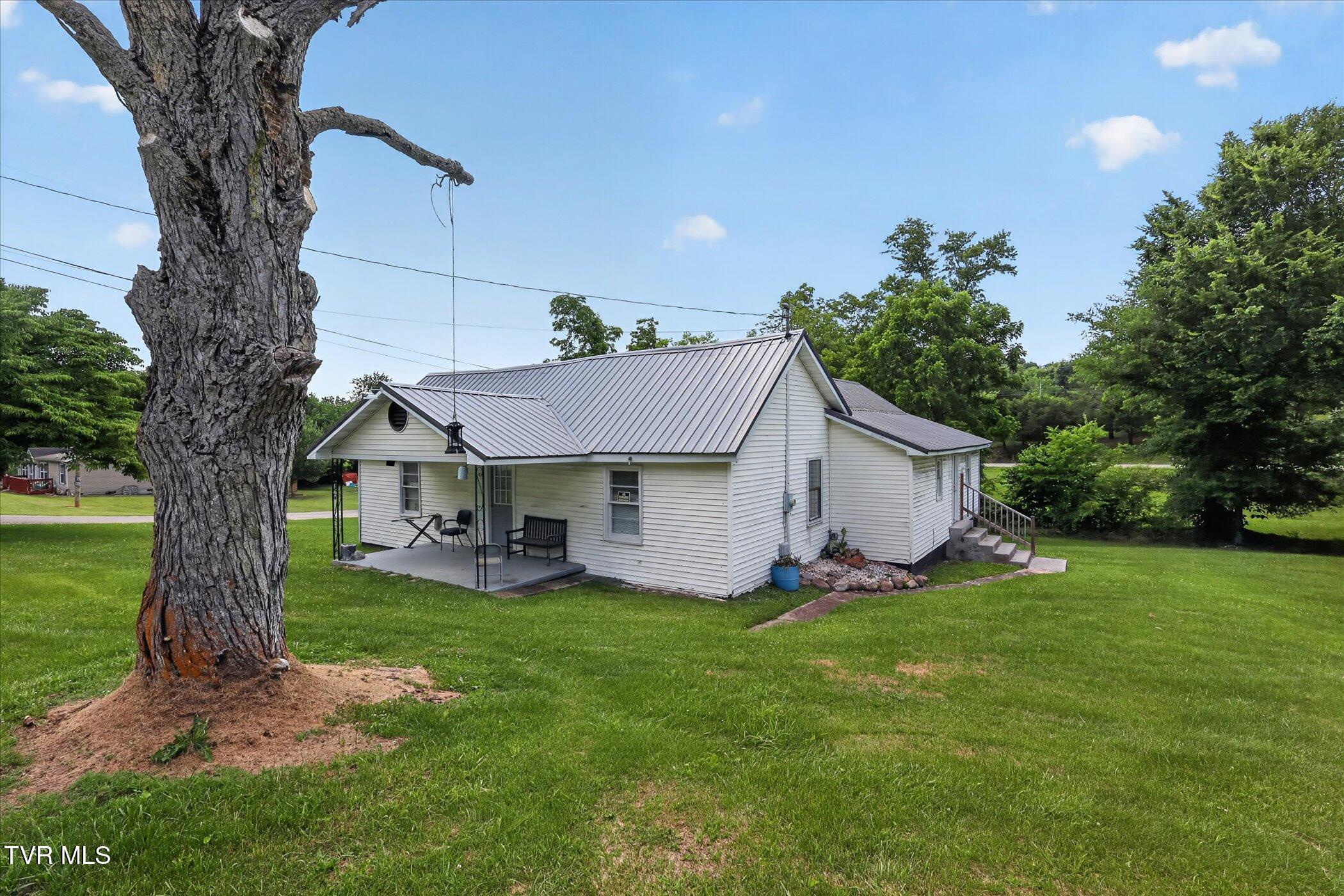 465 Mulberry Road Greeneville, TN 37745 - Photo 2 of 14 04-465-Mulberry-Rd-Greeneville-WindowSti