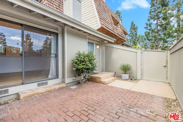 $5,900 | 13107 Mindanao Way, Unit 4, Marina del Rey, CA 90292