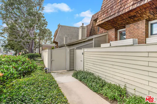 $5,900 | 13107 Mindanao Way, Unit 4, Marina del Rey, CA 90292