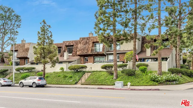 $5,900 | 13107 Mindanao Way, Unit 4, Marina del Rey, CA 90292