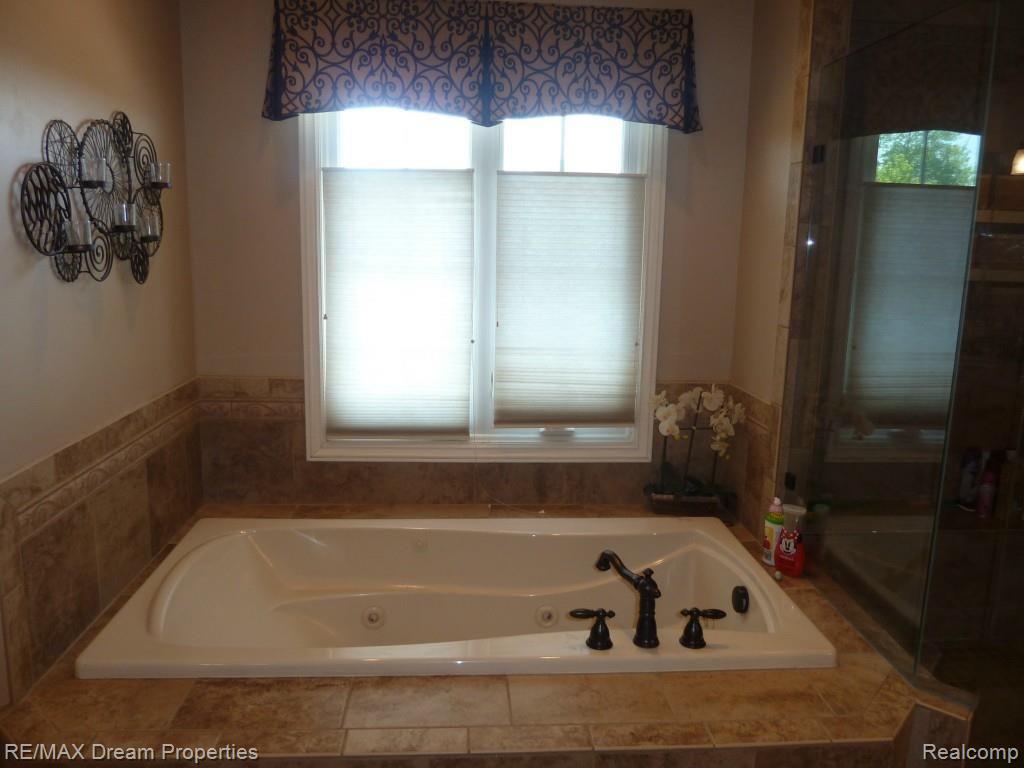 47890 Gladstone Road Canton, MI 48188 - Photo 24 of 45 MASTER BATH.jpg