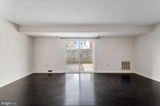 $2,900 | 5761 Independence Circle, Alexandria, VA 22312