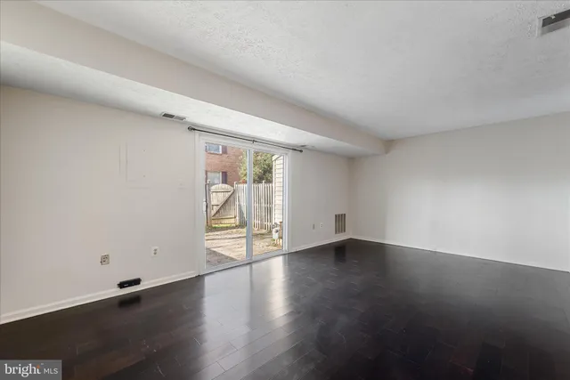 $2,900 | 5761 Independence Circle, Alexandria, VA 22312