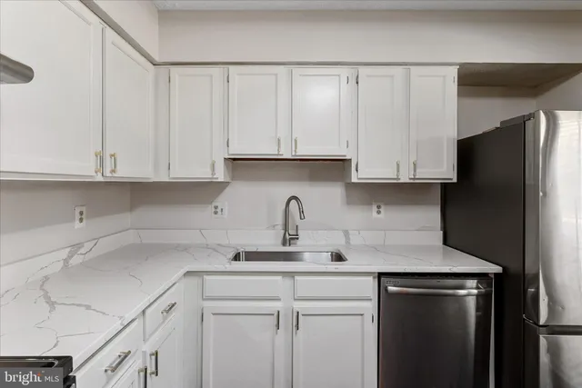 $2,900 | 5761 Independence Circle, Alexandria, VA 22312