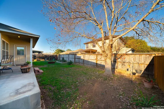 a view of a house with backyard