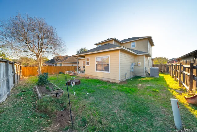 a view of a house with backyard and garden