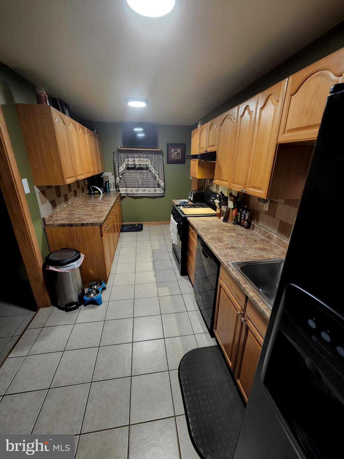 27 Mackeys Lane Leesburg, NJ 08327 - Photo 16 of 29 a kitchen with a sink a stove and a refrigerator