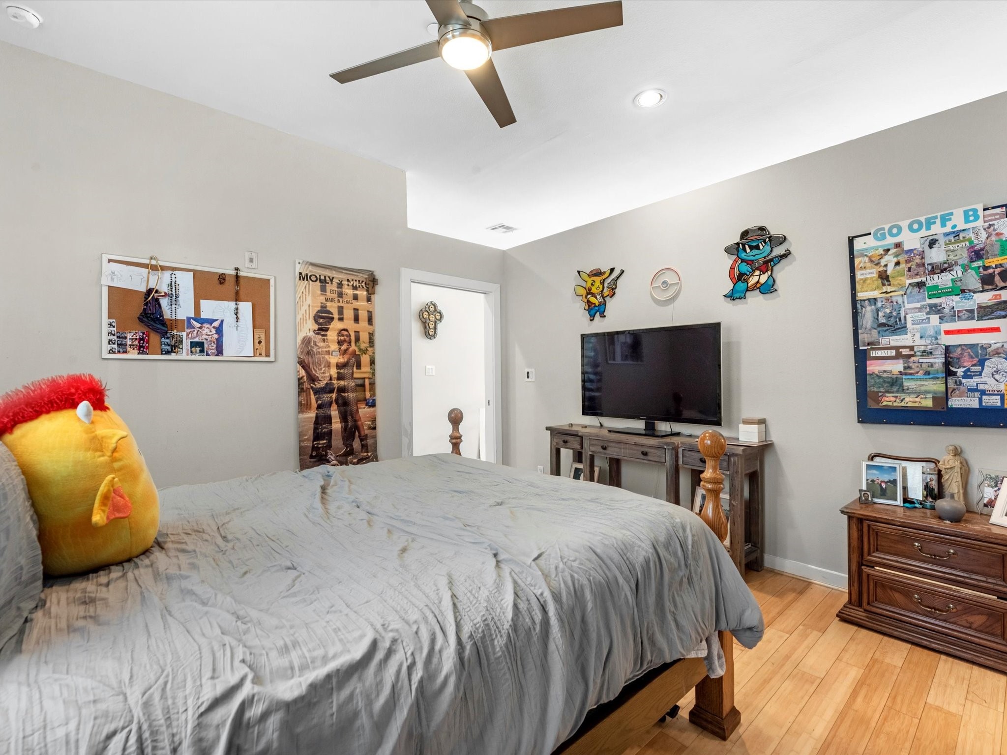 1406 Columbus Street, Unit 303 Houston, TX 77019 - Photo 11 of 17 a bedroom with a bed and a flat screen tv