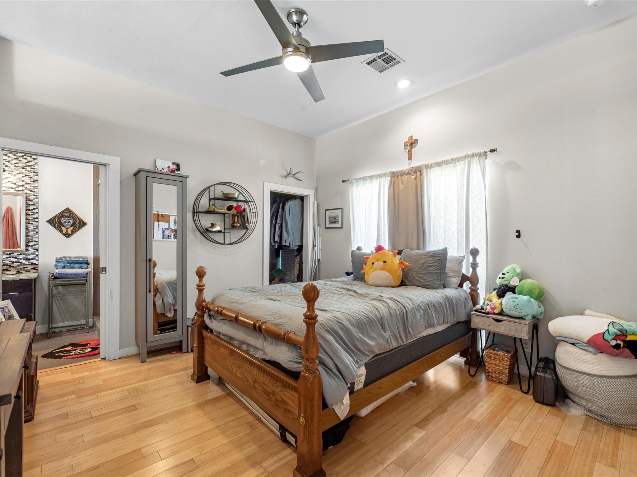 1406 Columbus Street, Unit 303 Houston, TX 77019 - Photo 10 of 17 a bedroom with a bed and window