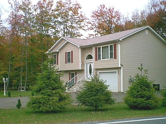 5067 Lake Road Tobyhanna, PA 18466 - Photo 2 of 11 Side View