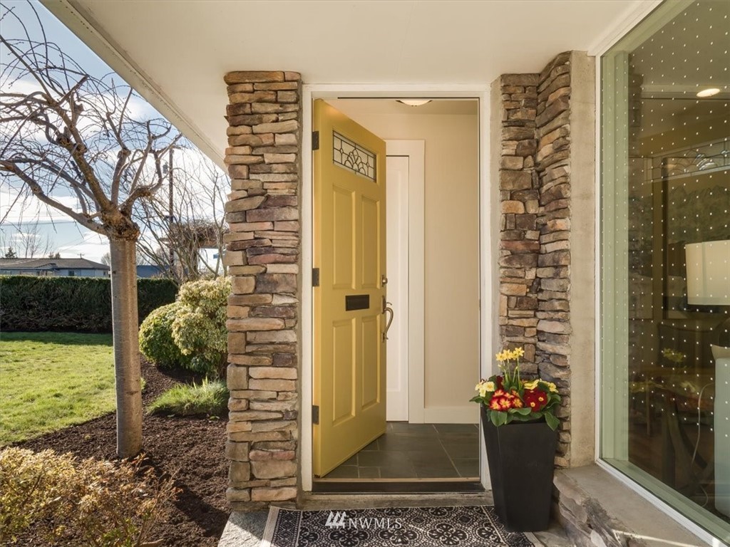 613 Aloha Way Edmonds, WA 98020 - Photo 3 of 26 Gallery Image 3