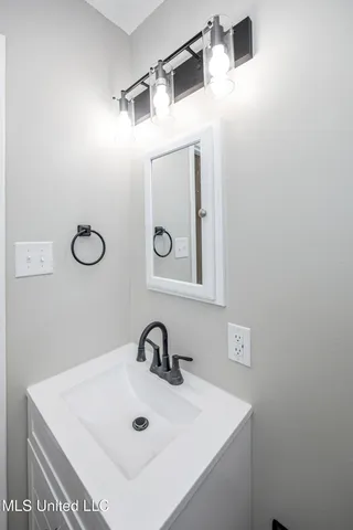 $2,000 | 210 Lamey Court, Ocean Springs, MS 39564