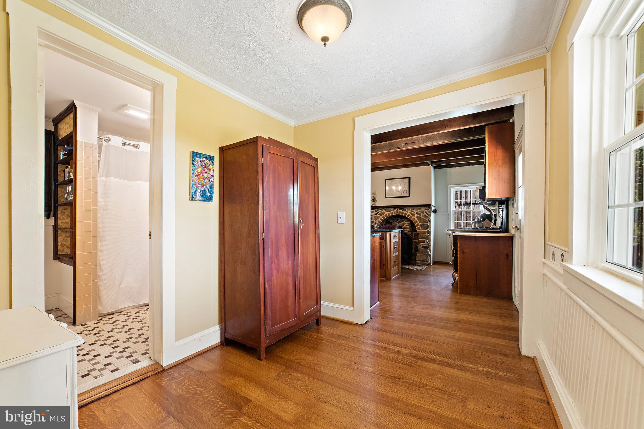 16358 Hamilton Station Road Waterford, VA 20197 - Photo 13 of 42 Main level full bath off the foyer
